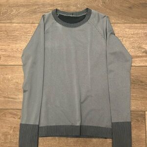 Lululemon top GREAT CONDITION. Maybe wore once or twice.